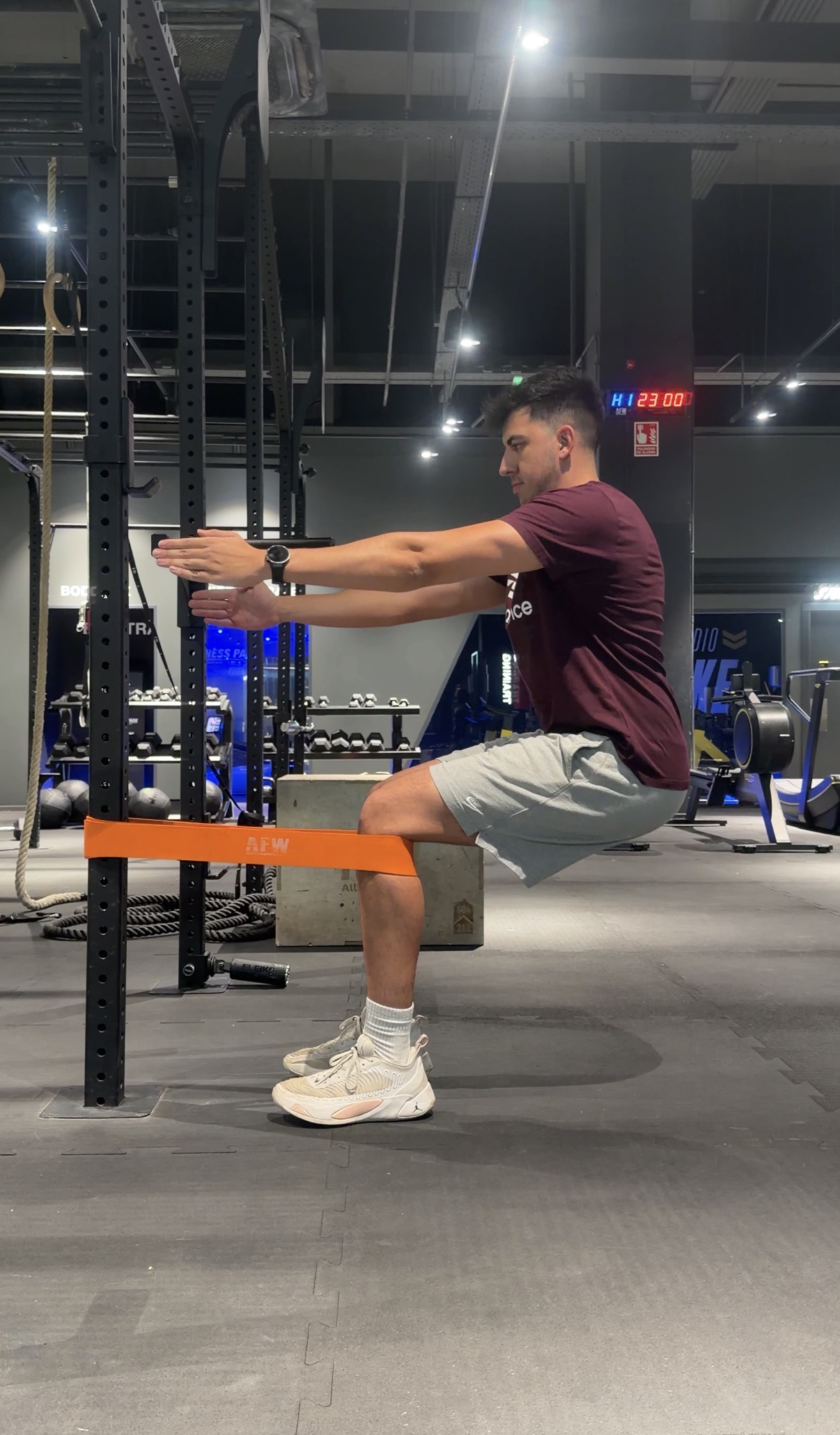 Jonathan Riquelme realizando Spanish Squat